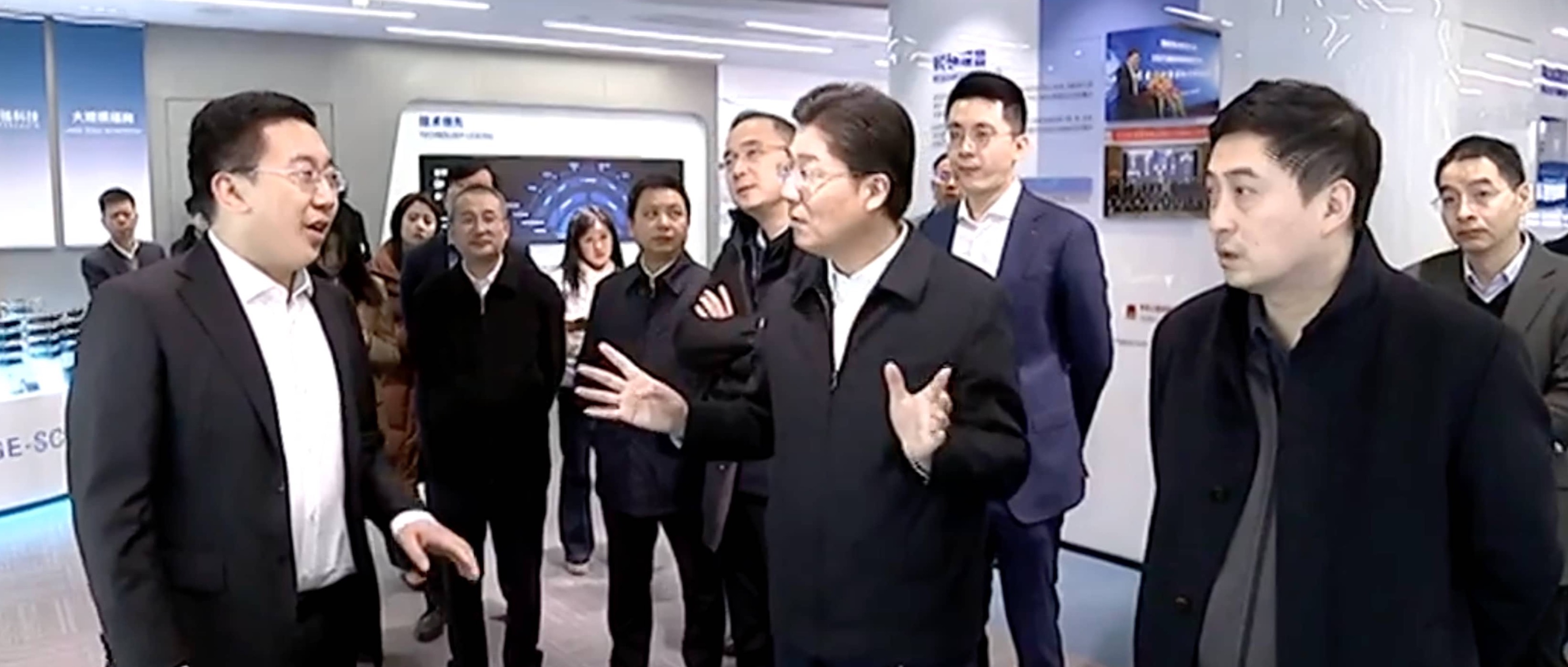 杭州市市长姚高员莅临趣链科技专题调研“中国数谷”建设工作