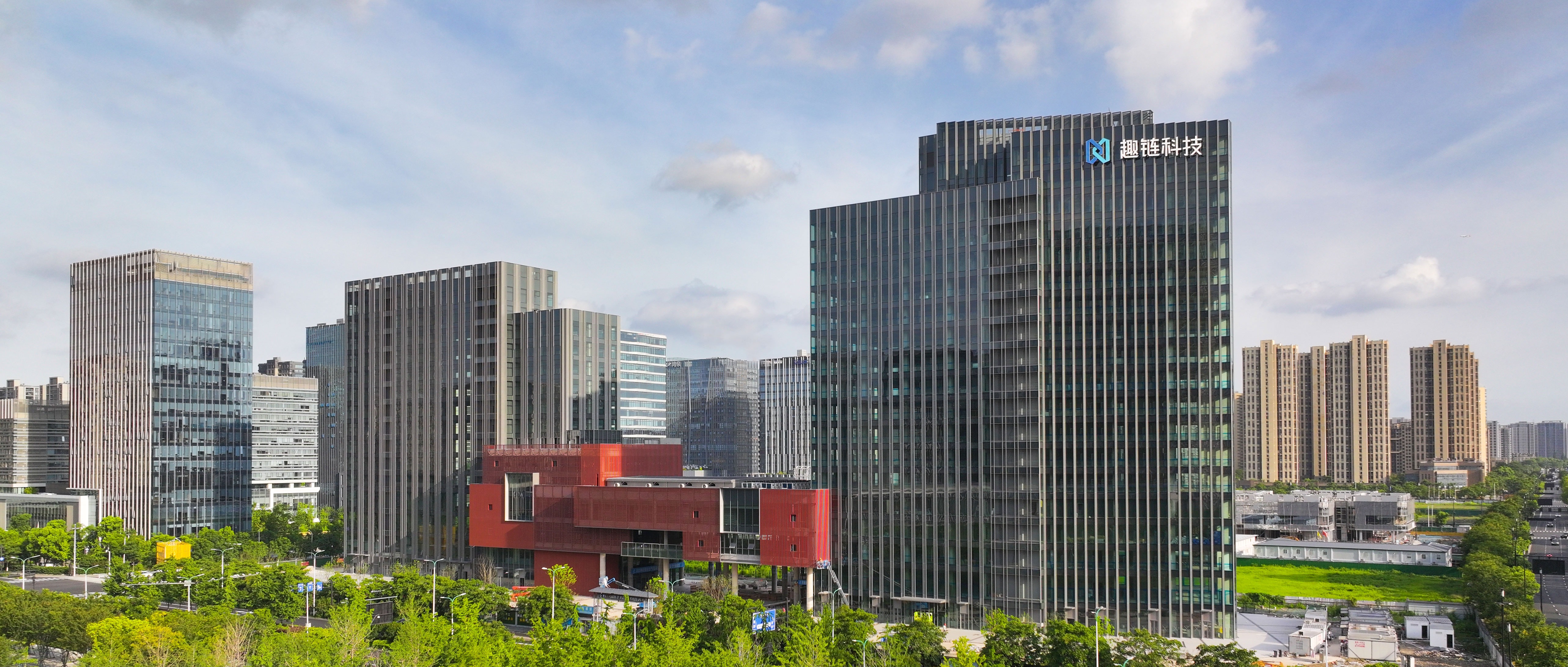 杭州市滨江区政协党组书记、主席张玮一行莅临趣链产业园考察