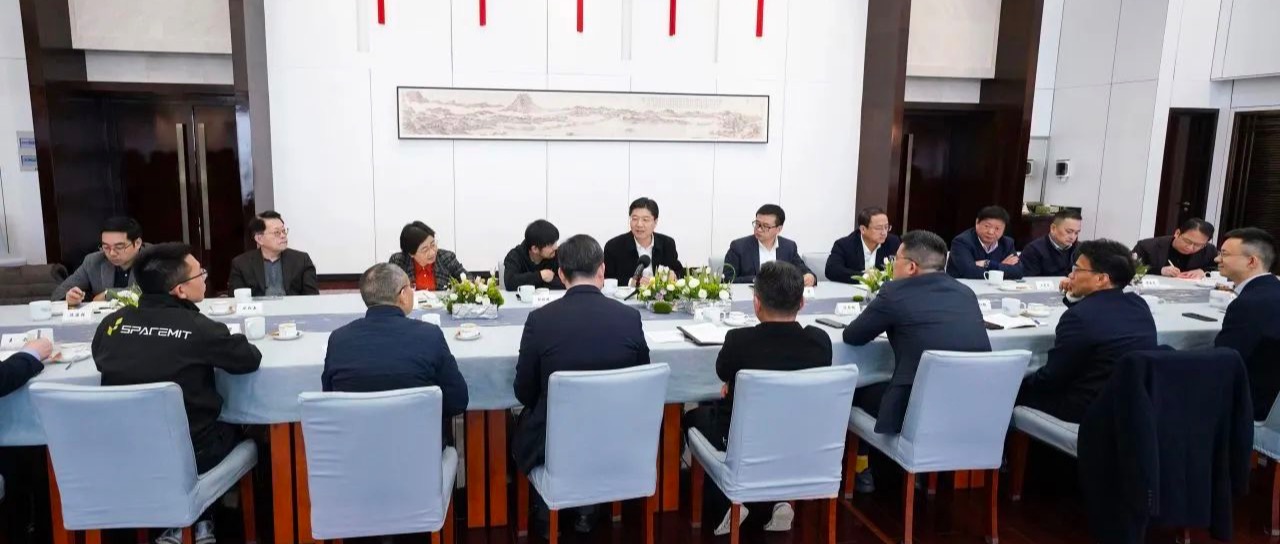 姚高员与企业家代表早餐座谈，李伟博士受邀参加